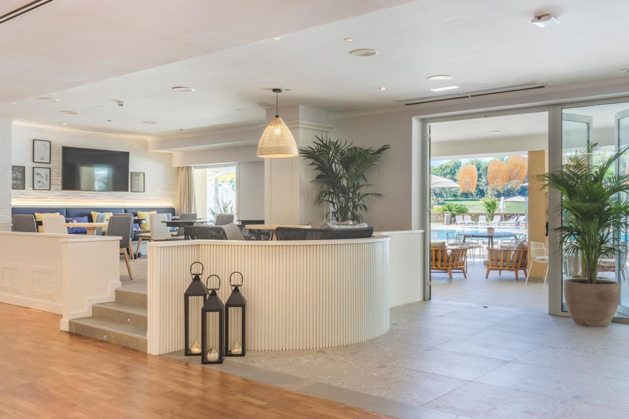 Denia Marriott La Sella Golf Resort & Spa Kültér fotó The interior of the clubhouse at The Grove