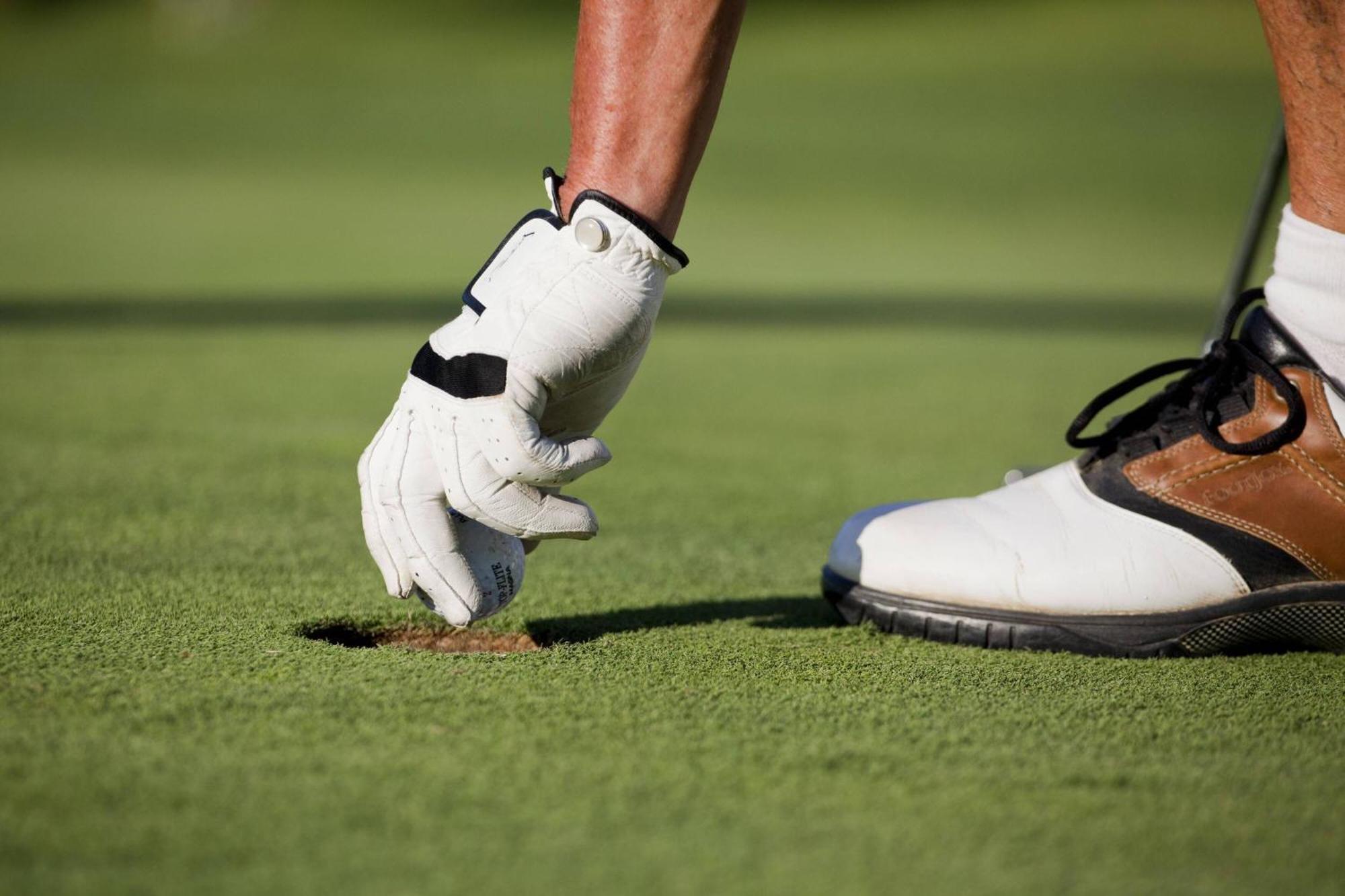 Denia Marriott La Sella Golf Resort & Spa Kültér fotó A player marks his ball
